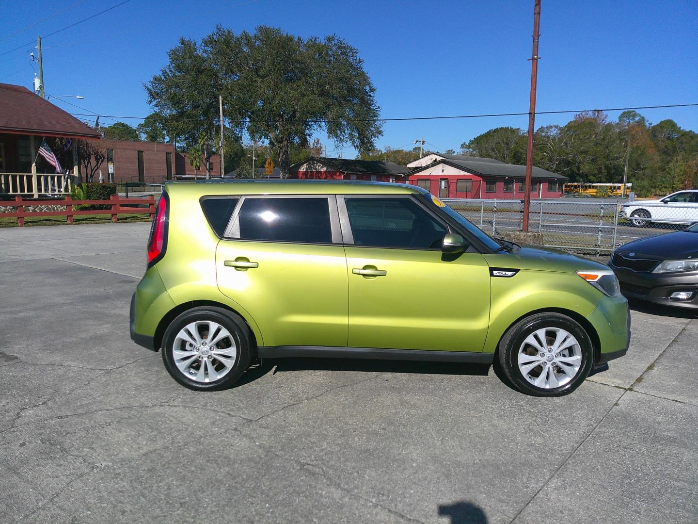 2014 GREEN KIA SOUL + (PLUS) (KNDJP3A59E7) , located at 1200 Cassat Avenue, Jacksonville, FL, 32205, (904) 695-1885, 30.302404, -81.731033 - Photo#4